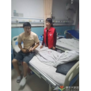 溫暖守護(hù)，生命之光——麻城康樂(lè)興護(hù)工團(tuán)隊(duì)的10名“紅衣天使”